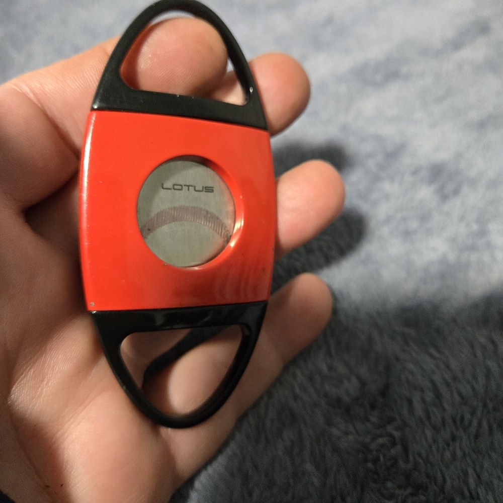 Lotus serrated cigar cutter red black